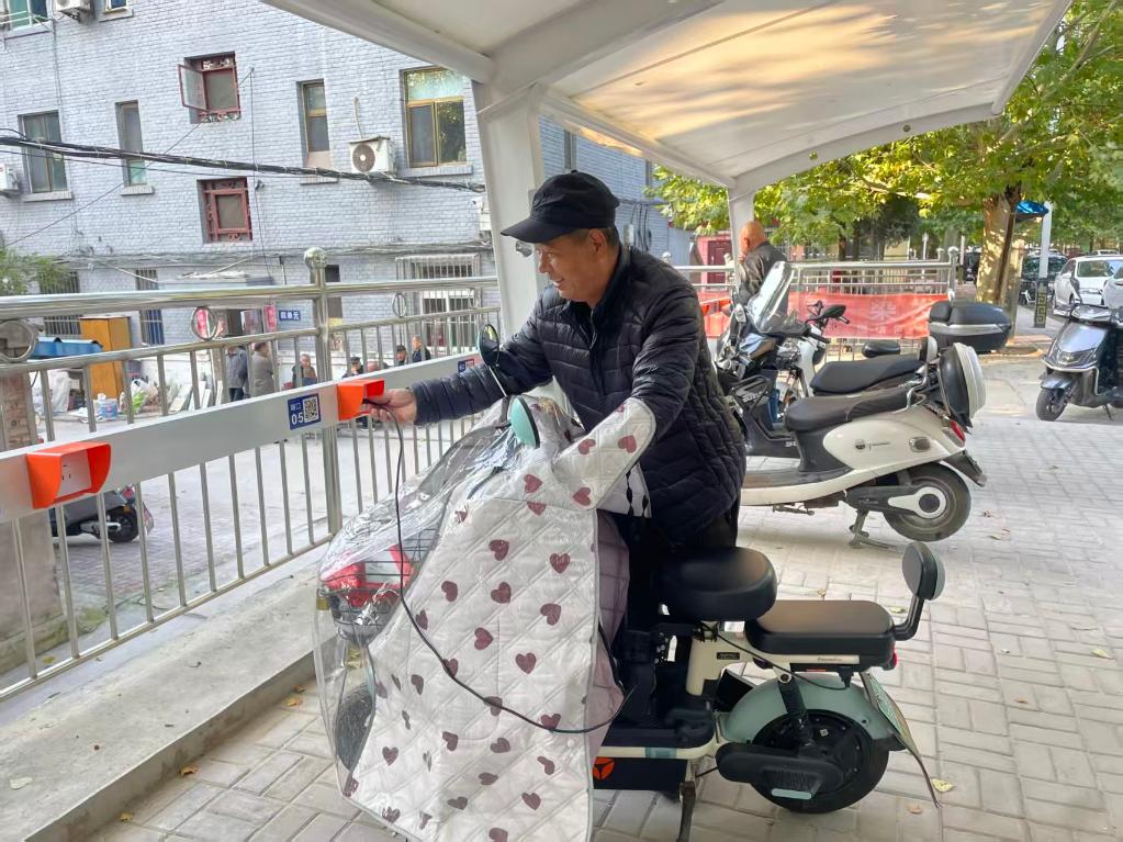 山西阳泉：老旧小区新装充电桩 破解电动自行车充电难题
